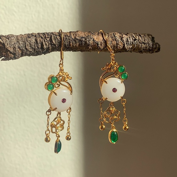 Jade earrings, dangle jade earrings, emerald green earrings, vintaged earrings - Picture 4 of 5